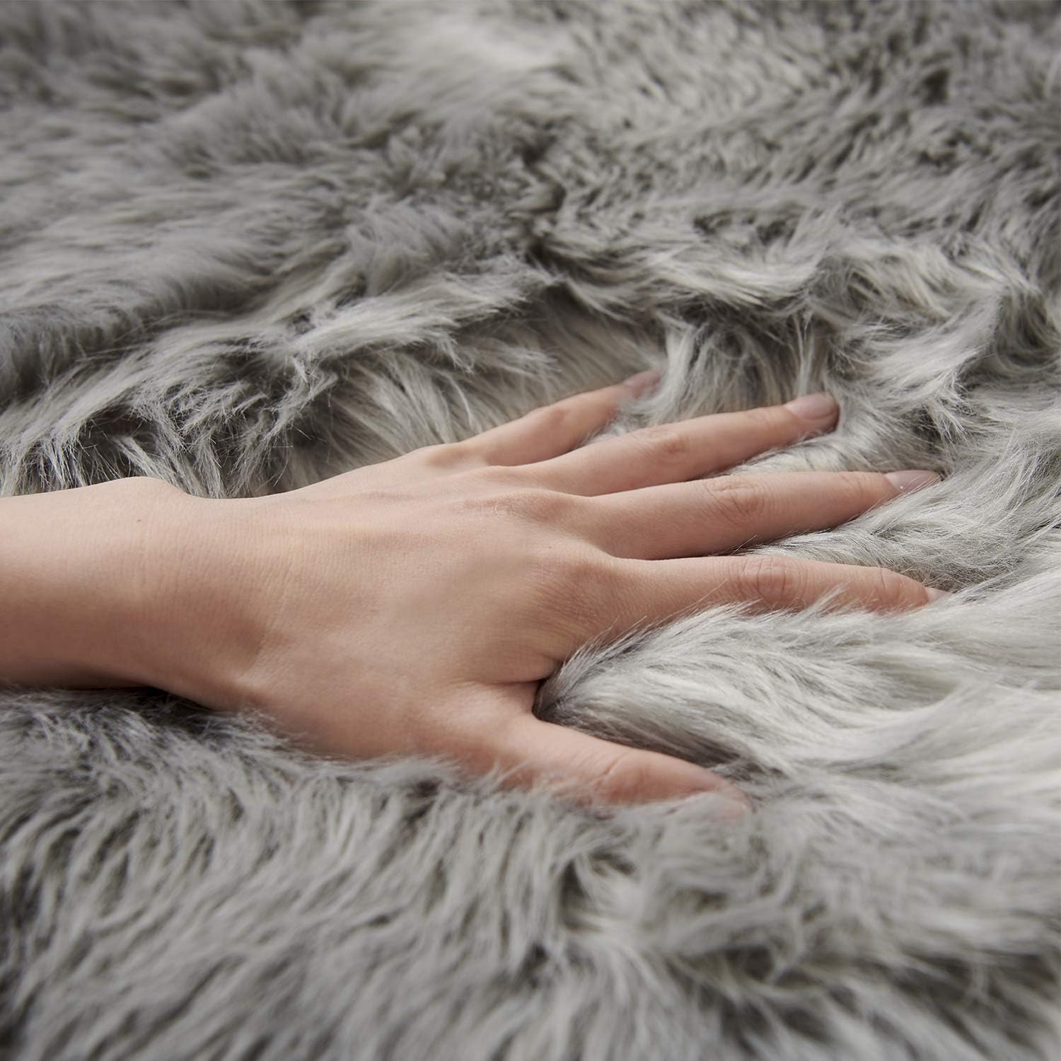 SERISSA Soft Fluffy Area Rug, Grey Faux Sheepskin Fur Rug, Shaggy Rug for Bedroom Floor Fuzzy Carpet for Living Room 4x6 Feet